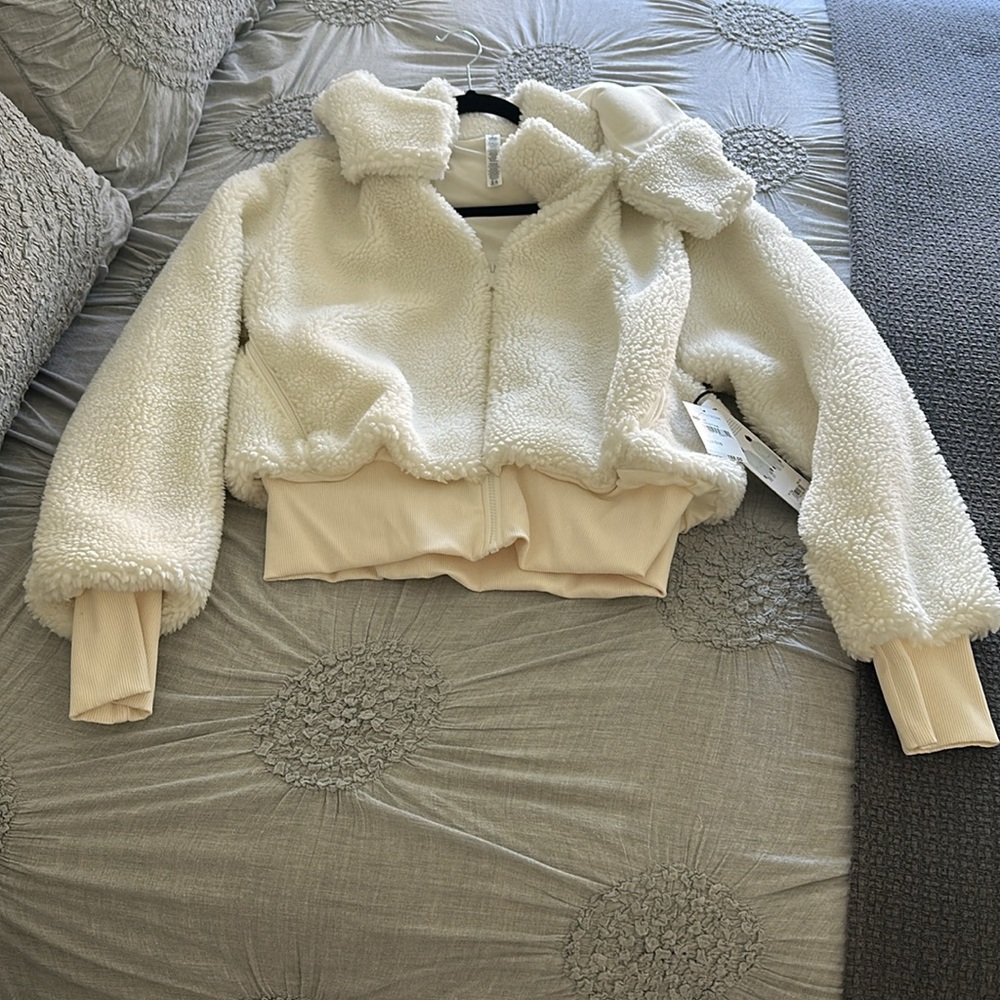 Alo Foxy Sherpa Jacket. Size M - Picture 4 of 6